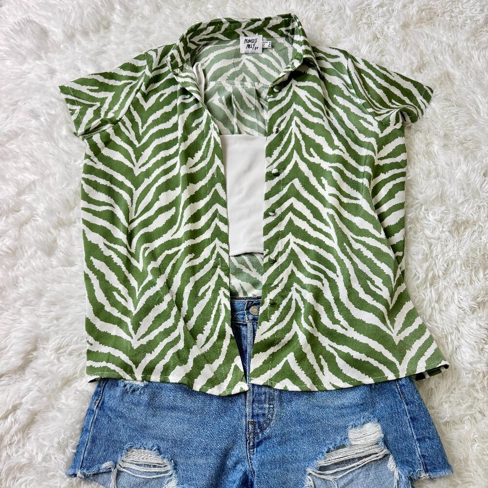 👑Princess Polly👑 Like New Presley Shirt Green Size 2